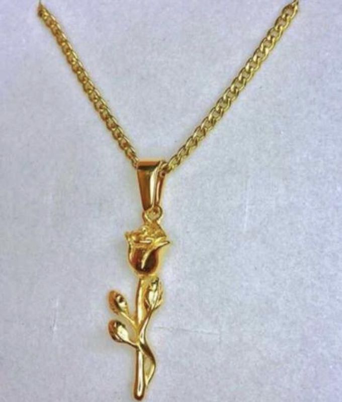 Lovely Gold Chain With Flower Pendant