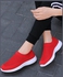 حذاء تدريب محبوك بمقدمة مستديرة وتصميم مفرغ أحمر/أبيض