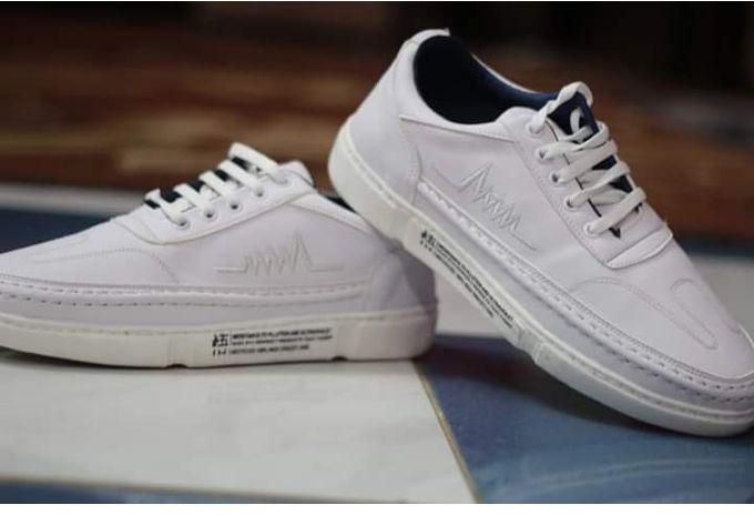 Generic Elegant Men's Comfortable Lace Up Sneakers - White