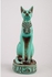 تمثال فريد من نوعه على شكل قطة من الحجر الاخضر الثقيل مع الجعران على صدرها، رموز نقوش هيروغليفية حول القاعدة، صنع في مصر