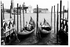 لوحة فنية من القماش الكتاني تمثل قوارب في مدينة فينيسيا أسود/ أبيض 60x40سنتيمتر
