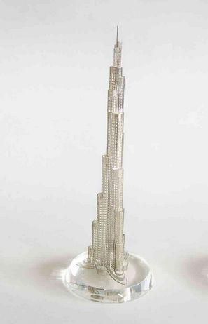 برج خليفة كريستالي بتصميم ثلاثي الابعاد ومزود بضوء ليزر بانعكاس ثلاثي الابعاد، مناسبة كهدية تذكارية